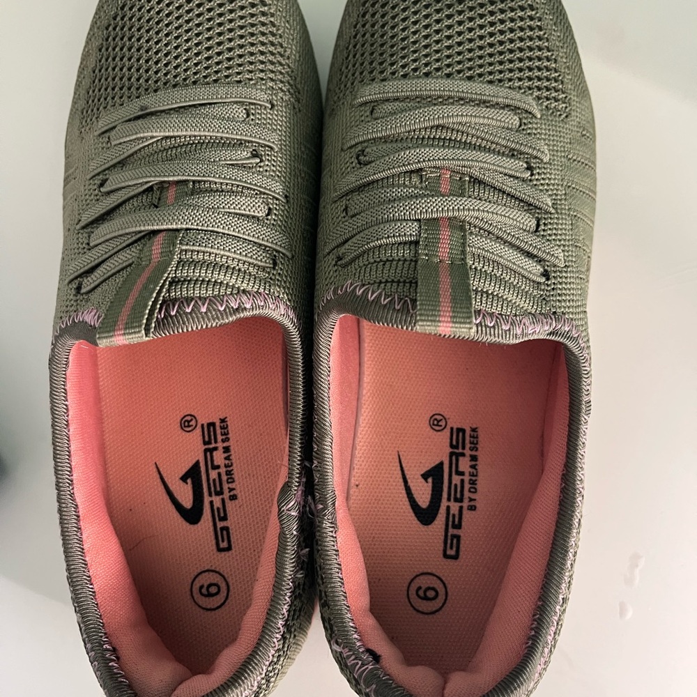 Geers by Dream Seek Green and Pink Sneakers Women’s Sz 6